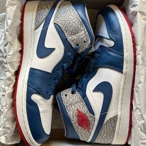 Nike Air Jordan 1 mids